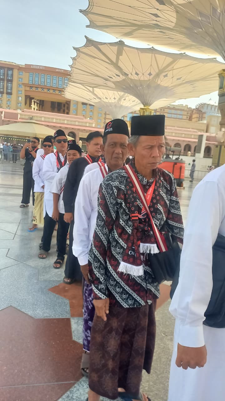 jamaah chatour travel antri masuk raudhah