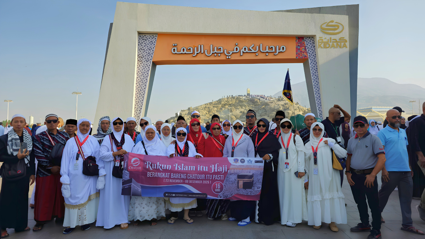 Gus Syauqi (Tour Leader) bersama Jamaah Umroh.png