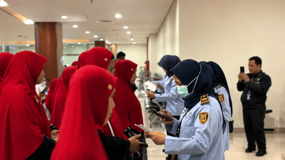 Dok. Jamaah Chatour Travel melakukan Pemerikasaan di Bandara Internasional Djuanda, Surabaya.png