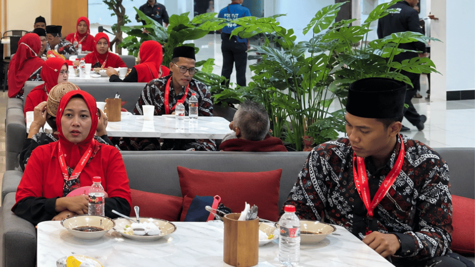 Dok. Jamaah berada di Lounge Terminal Keberangkatan Djuanda, Surabaya.png
