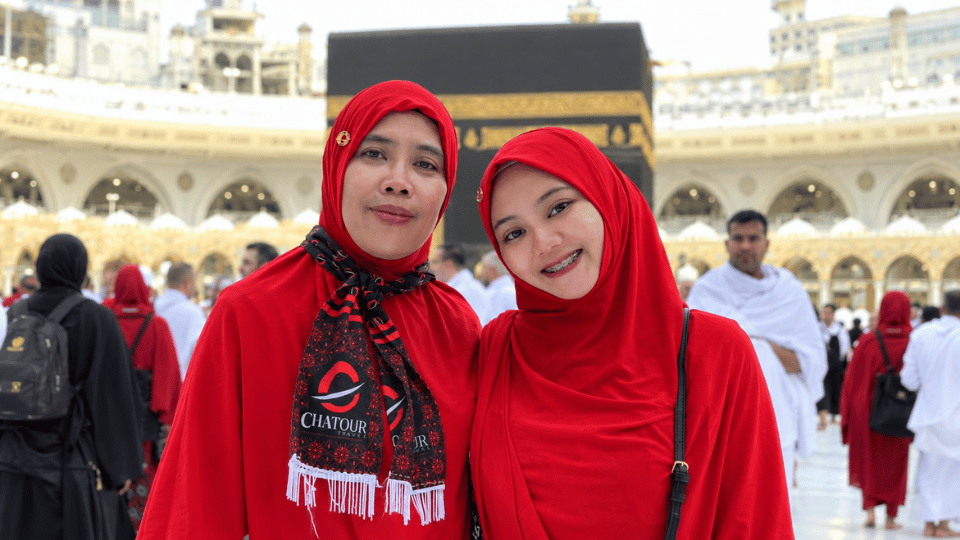 Bu Dinda bersama Ibunya di Masjidil Haram.png
