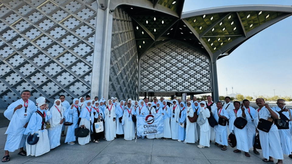 Jamaah Chatour Travel di Stasiun Madinah.png