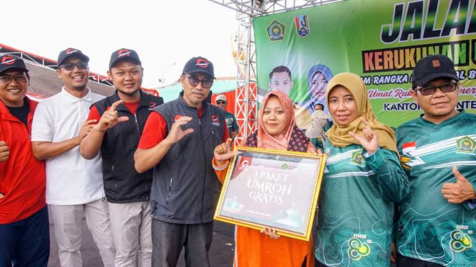 Tangis Pecah di GOR Tuban, Guru Madrasah Ini Dapat Umroh Gratis Chatour Travel Saat Jalan Sehat Kemenag: "Allah Benar-Benar Memanggil Saya..."