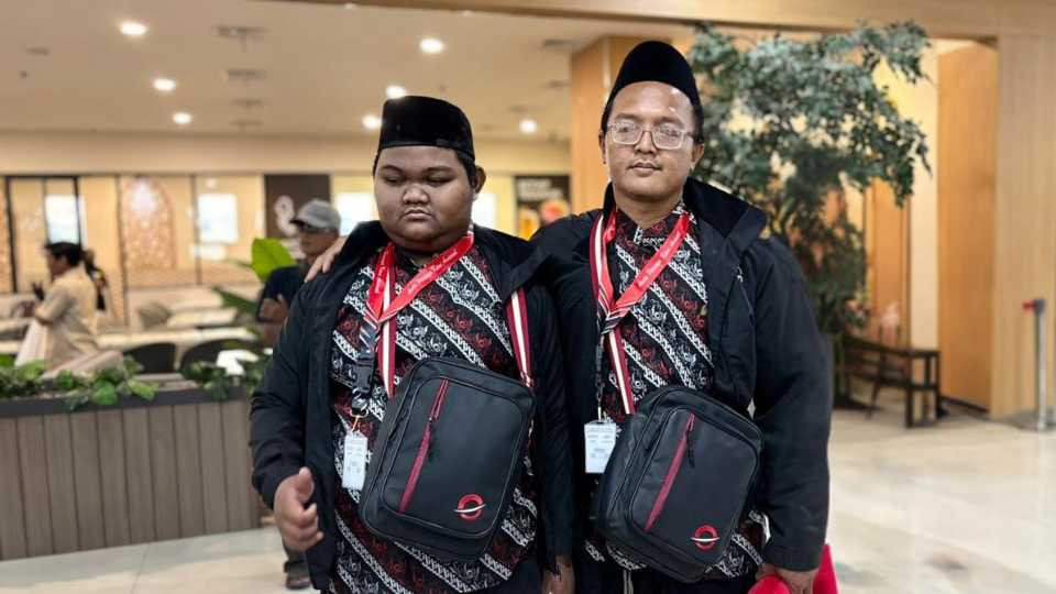 Tak Bisa Melihat Dunia, Hafiz Tunatetra asal Gresik Jadi 'Mata' Bagi Ayahnya Menuju Ka'bah