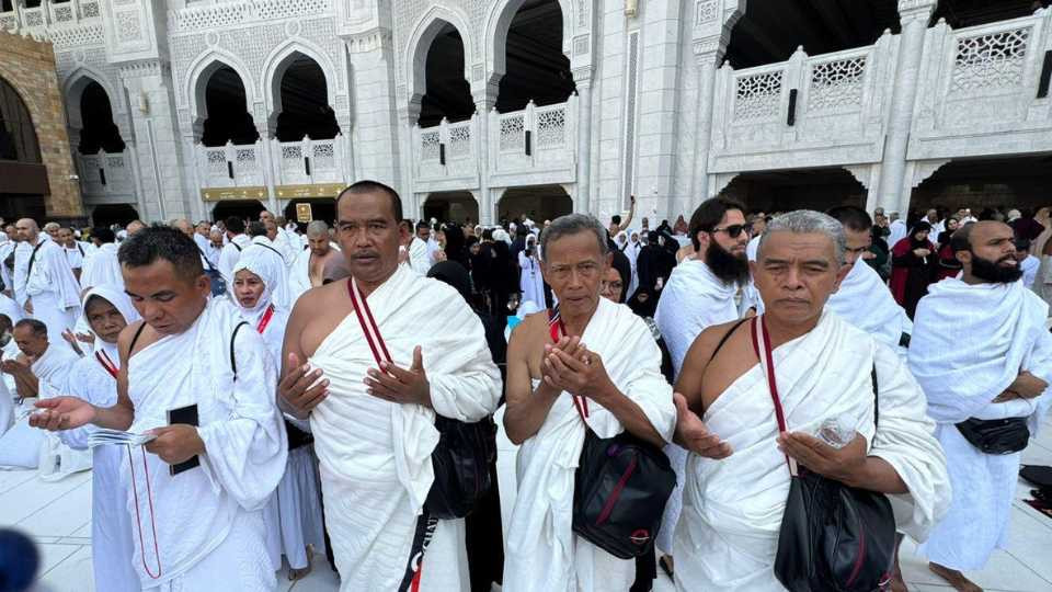 Semua Pasti Bisa Mencium Ka’bah: Kisah Haru Jamaah Program PUSAKA Chatour Travel