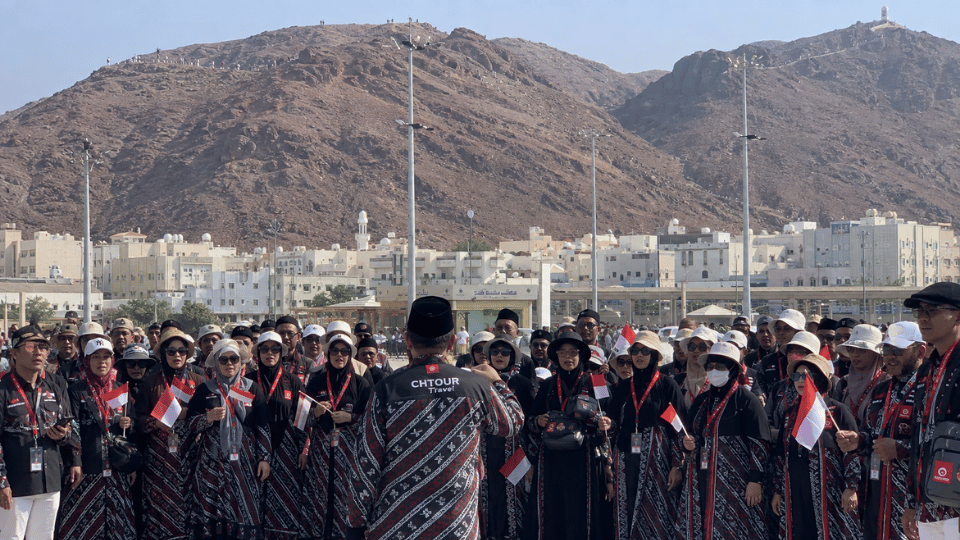 Nasionalisme di Tanah Suci bersama Ribuan Jamaah Chatour Travel di Jabal Uhud