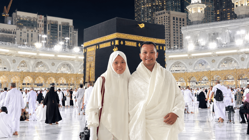 Jurnal Jamaah: Bahagia Pasangan Asal Sidoarjo Wujudkan Umroh Bersama Tabungan Virtual Haromain Chatour Travel