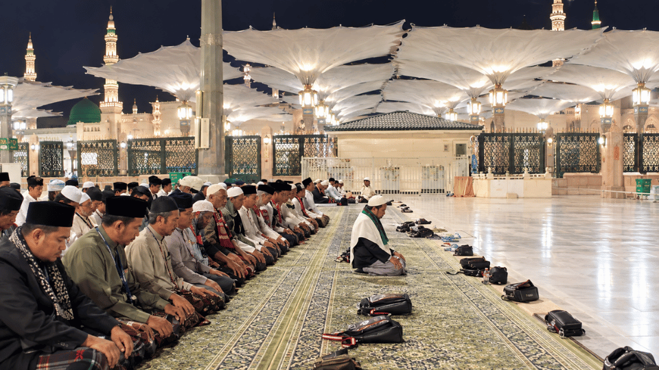 Istiqomah di Tanah Suci: Jamaah Umroh 30 Hari Chatour Travel Rutin Shalat Malam dan Tausiyah di Pelataran Nabawi