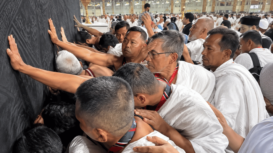 Menelusuri Sejarah dan Kedudukan Mulia Hajar Aswad dalam Ibadah Umroh