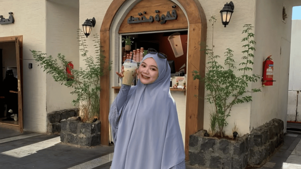 Cerita Selebgram Gresik: Dinda Temukan Takdir Umroh Bersama Chatour Travel