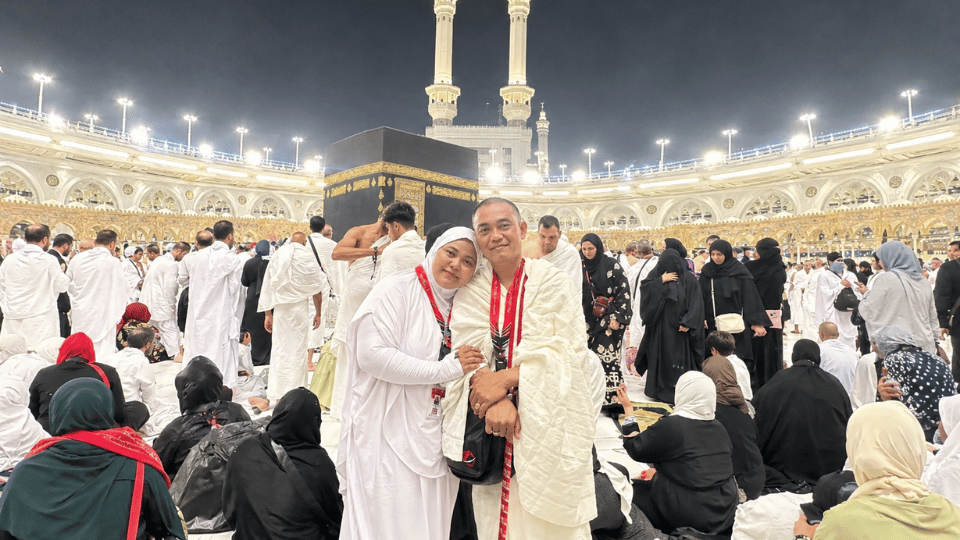 Dari Hasil Jualan Sayur Keliling hingga Ka'bah: Kisah Bu Nur Hasanah dan Suami Wujudkan Impian Umroh