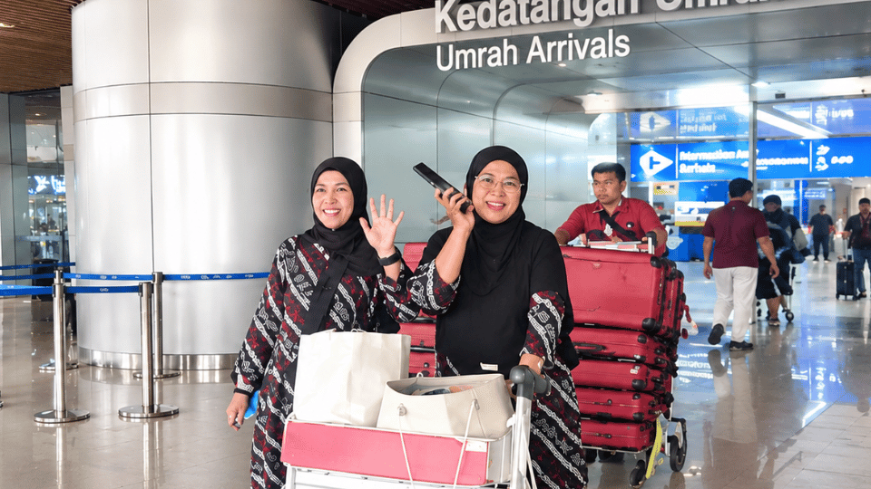 Tiba di Tanah Air Penuh Senyum, Proses Kepulangan Jamaah Umroh Chatour Travel di Bandara Juanda Berjalan "Satset"