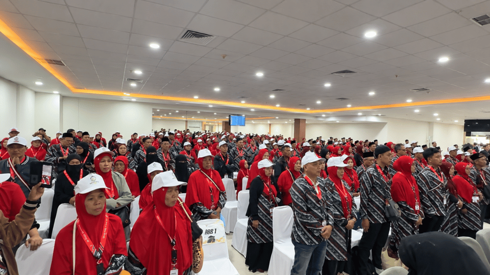 Full Merah 21 Oktober 2026: Chatour Travel Terbangkan 433 Jamaah Berseragam Batik Khas Chatour Warnai Bandara Juanda