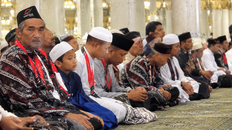 Mendarat Selamat di Jeddah, Jamaah Umroh Hari Santri Chatour Travel Antusias Menuju Masjid Nabawi