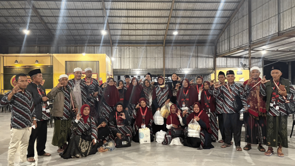 Mendarat Tepat Waktu di Juanda, Jamaah Umroh Madura Raya Chatour Travel Pulang Bawa Kebahagiaan dan Kesan Mendalam