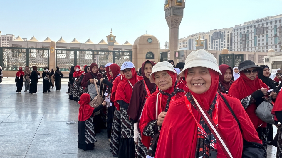 Dipandu Muthawwifah, Rombongan Jamaah Perempuan Umroh Hari Santri Chatour Travel Sukses Menuntaskan Ziarah Raudhah