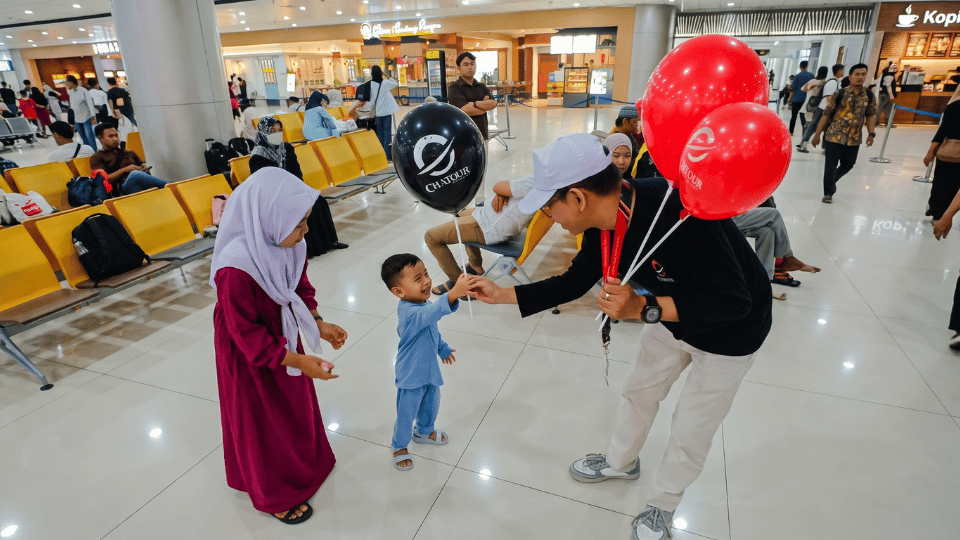 Semarakkan Keberangkatan Jamaah, Chatour Travel Bagi-bagi Balon Gratis untuk Pengunjung Terminal 2 Juanda
