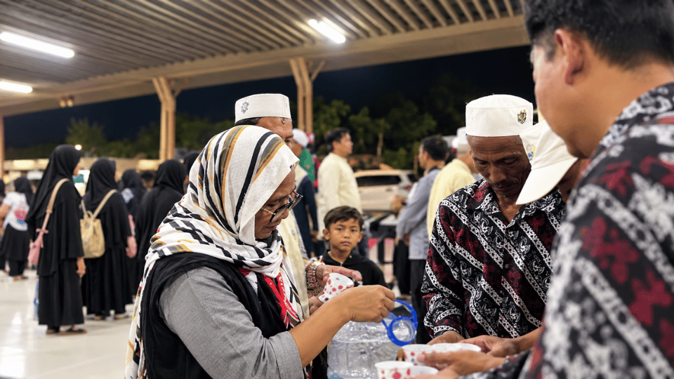 Mendarat di Juanda, Jamaah Umroh Chatour Travel Program Sahabat - Keluarga Bahagia Disambut Haru Tim Handling