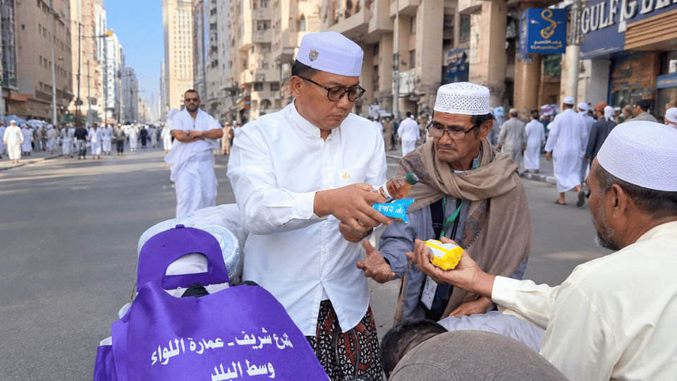 Jumat Berkah di Kota Makkah: Hangatnya Berbagi Sedekah Jamaah dan Muthawwif Chatour Travel