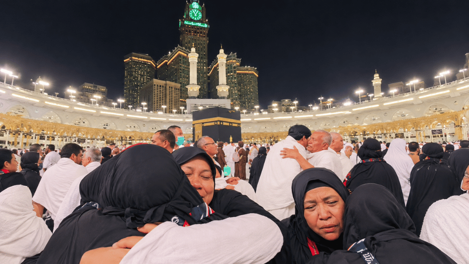 Momen Haru Thawaf Wada’ dan Kepulangan Jamaah Umroh Chatour Travel Menuju Tanah Air